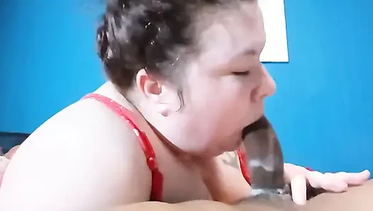 O büyük uzun yarağı emiyor ve gırtlağına kadar alıyor