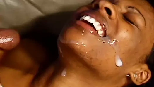 Üniversiteli kız erkek arkadaşının büyük yarağıyla eğleniyor