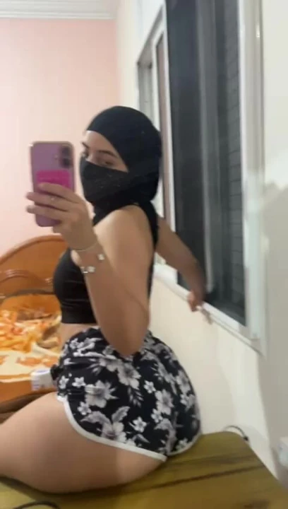 Azgın tesettür kalın Arap götünü gösteriyor, edepsiz solo azdırıyor, edepsiz sürtük Müslüman göt oyunu