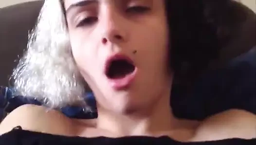 Genç kız erkek arkadaşı tarafından götle oynarken yakalandı ve yüzüne boşaltıyor