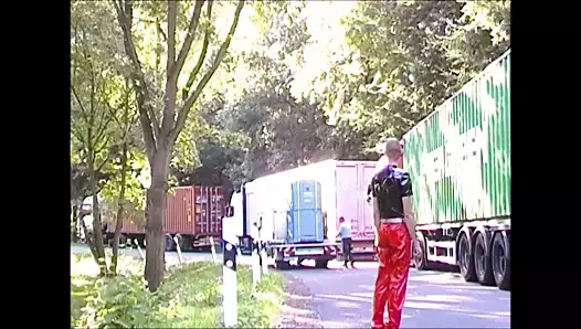 Halka açık parkur durağında lateks giyinmiş