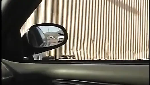 Seksi esmer kanepede bacaklarını açıyor ve kalın yarakla sikiliyor