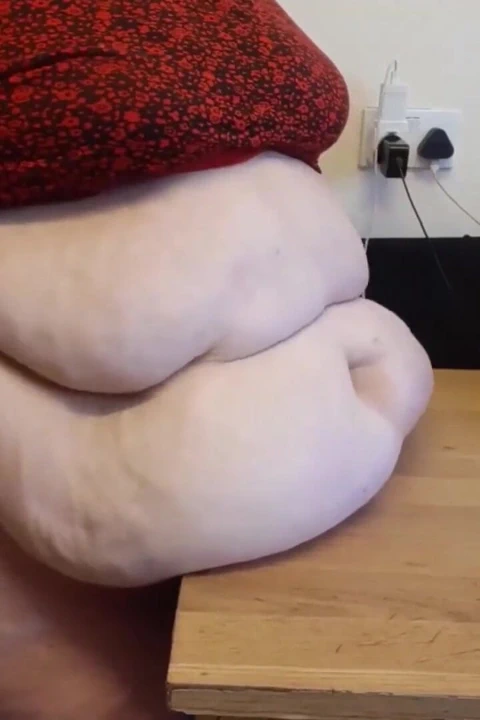 Ss iri güzel kadın masada dünyashakes çarpıyor