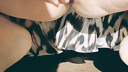 Azgın olgun çömeliyor, genişleyen amını açıyor ve parmaklıyor