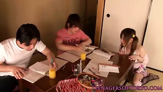 Asyalı genç kızın yüzüne boşalmadan önce sikiliyor