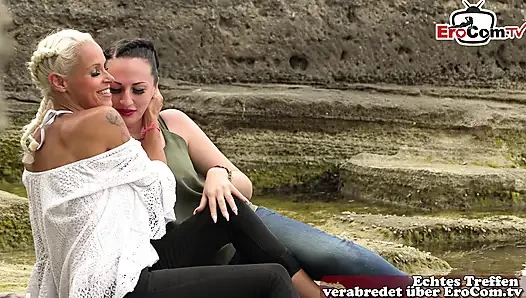 Mallorca'da tatilde iki kadının açık havada Alman oral seksi