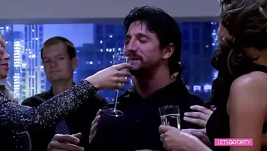 Tanrıça orta yaşlı seksi kadınlarla grup seks