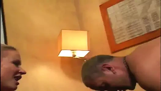 Genç sarışın gets ona am parmaklı önce sikme oturum