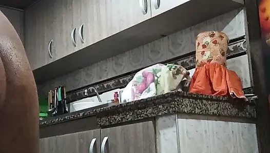 Mutfak ateşli zaman seksi kız salatalık deliklerine kadar sikiyor ve çok ıslak fışkırtıyor beackfast Daddylove