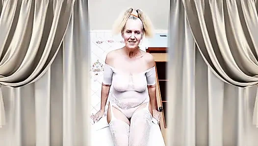 Ateşli ev hanımı Lukerya mutfakta açık şeffaf beyaz tulumla flört ediyor.