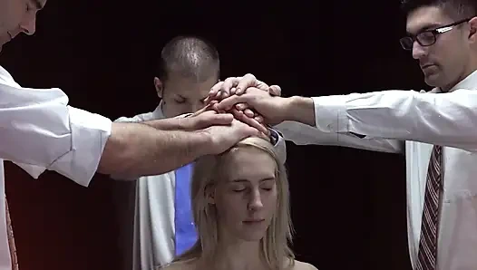 Mormon girlz - ein unschuldiges mädchen anne zieht sich aus und lässt den priester sie berühren