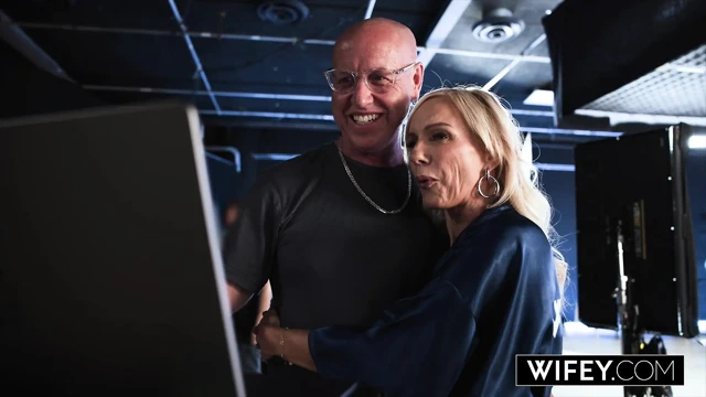 Evli sarışın orta yaşlı seksi kadın bella bare iki büyük iri güzel kadın tarafından sikiliyor ve kocası neşeleniyor