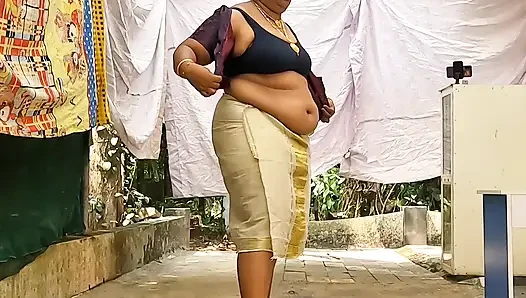 Geleneksel kerala tarzı giyinmiş yenge büyük seksi göğüslerini gösteriyor, üstsüz yürüyor