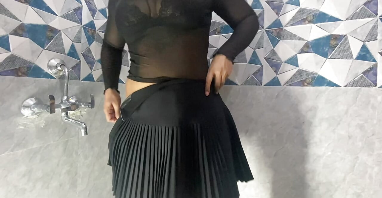 Seksi hatun sevimli amcığını gösteriyor - göt tıkacı ve çiş çaresizliği