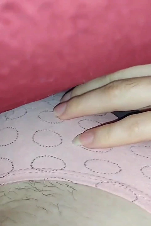 Genç üvey kızım televizyon izlerken yatağıma giriyor