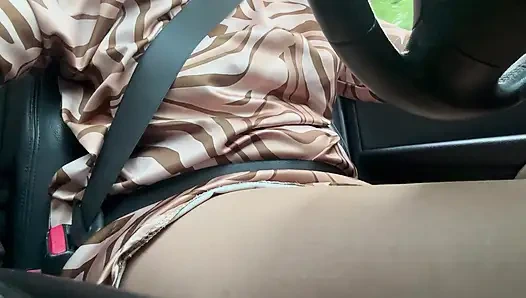 Heiße und sexy milf-ehefrau fährt morgens auf dem weg zum büro
