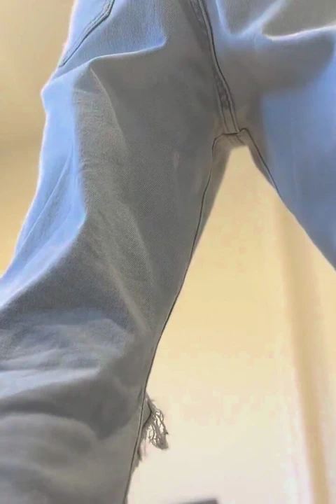 Giantess Squats in Jeans