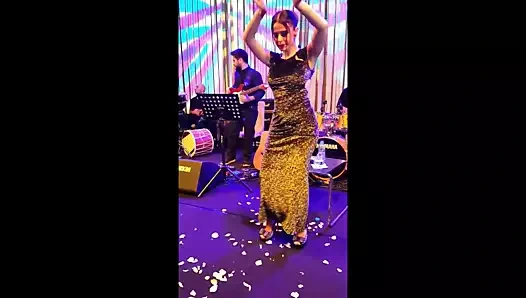 Simge sarkık kalça ve bacaklar 02 sahnesinde