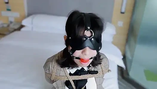 Hui09 - beyaz çoraplı jk kız iplerle yatağa bağlı.