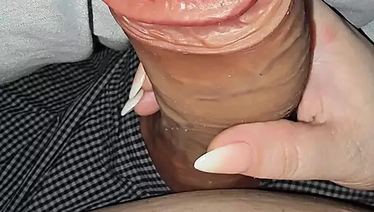 Üvey anne üvey oğlunu büyük yarakla gördü ve ona mastürbasyon yapıyor