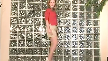 küçük göğüslü sarışın koyar üzerinde şerit tease içinde yatak odası