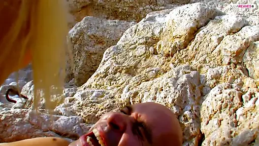 Sarışın kız arkadaşla uçurumda deniz kenarında sikişiyor