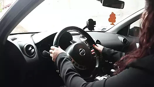 Pedallara basıyorum ve arabada mastürbasyon yapıyorum