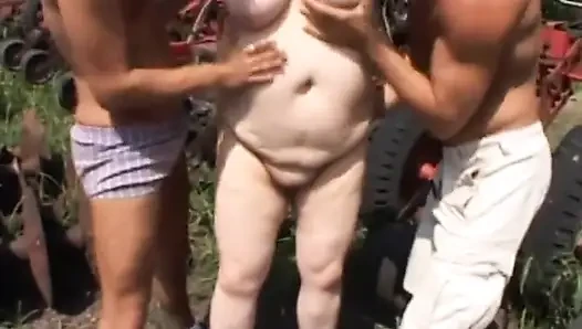 Büyük memeli şişman orta yaşlı seksi kadın çiftlikte üçlü amcık sikişiyor