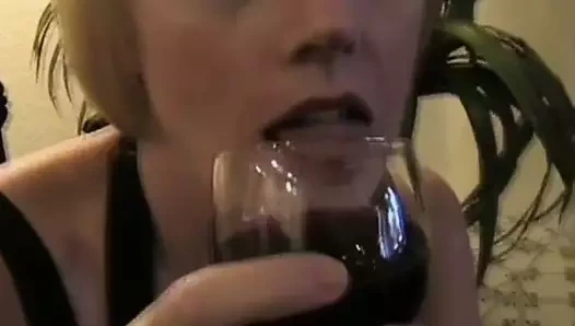 Çok hoş bir büyükanneye benziyor!