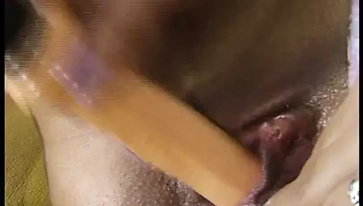 Blondes Luder besorgt es sich auf der Couch