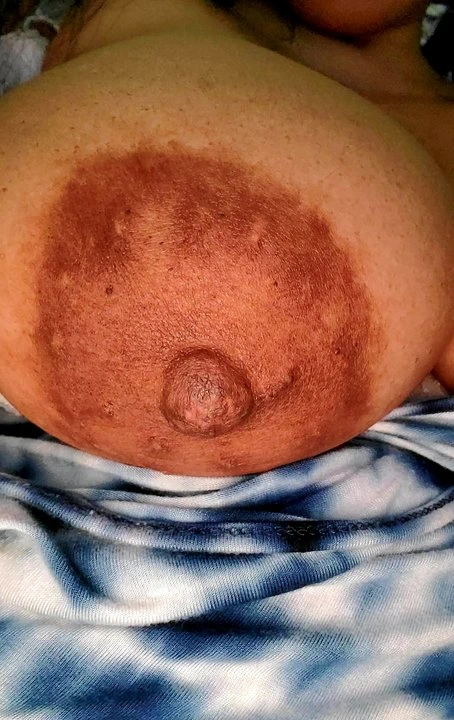 Orta yaşlı seksi kadın seksi göğüsleri tadıyor - anne göğüslerini seviyor