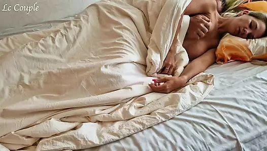 Gerçek amatör çiftin sabah seksi - kocası karısını ıslak ve kaygan deliğini sikmeye başladığında uyandırıyor