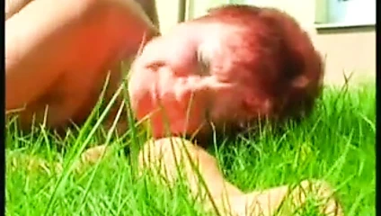 Büyükanne bahçede genç bir adam sikiyor