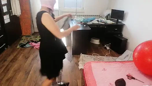 Amatör Kadın Kıyafetlerini Denerken Ve Keserken Eğleniyor.