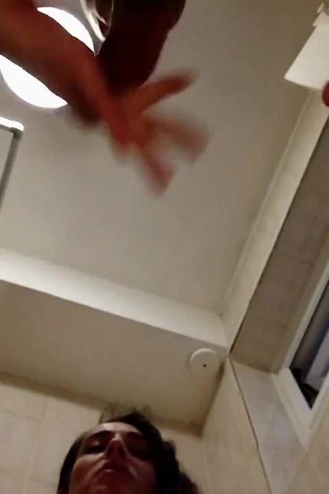 Partinin ortasında götten sikildim.