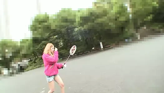 Güzel asyalı kız havada azgın kıçı uzanır ve gerçekten azgın becerdin olabilir