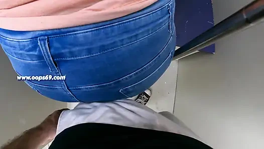 Bilinmeyen Kadın Trende Sikime Dokunuyor Ve Bu Oldu