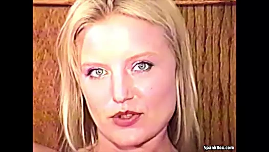 Retro sarışın sürtük 'seka benziyor' büyük yapay penis assfucked'