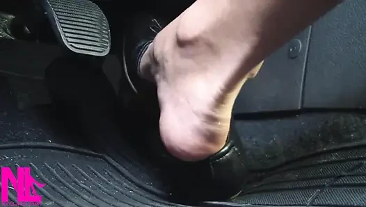 Barefeet'te siyah deri dairelerde canlanıp araba sürüyor
