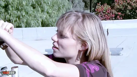 Bill Bailey и Nicole Ray: крошка-блондинка принимает большой член