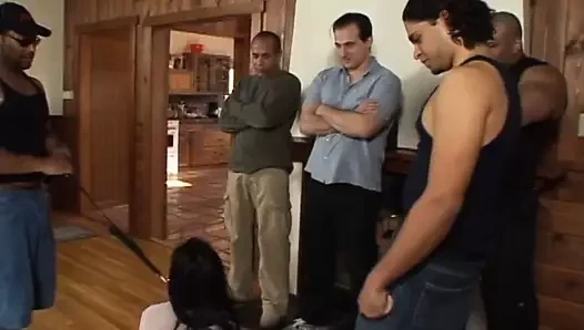 O eğilir ve baş verirken onu kedi gösterir