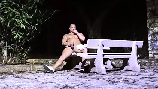 vücut geliştirmeci teşhirci