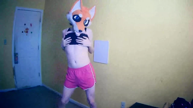 Foxie seksi siyah iç çamaşırıyla soyunuyor