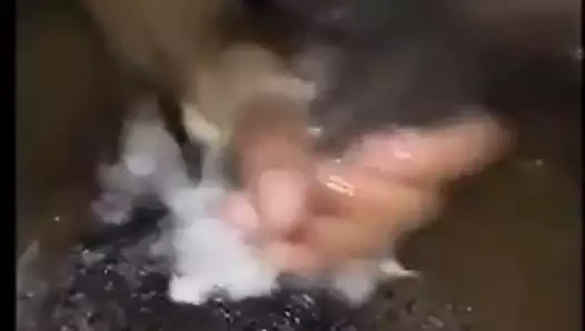 Büyük yarak emiyor ve boşalıyor