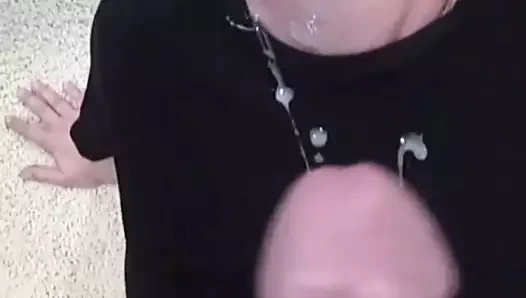 Oğlan siyah gömlekle boşalıyor