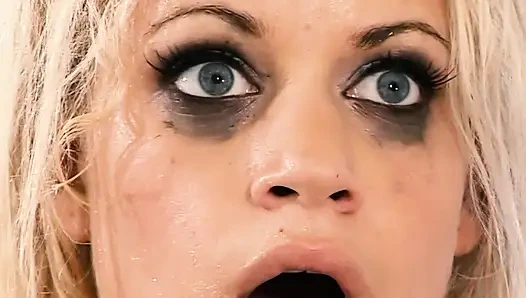 Mia Bangg aptal bir amcık olmayı seviyor