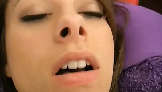 Dövmeli ve küçük memeli kaltağın yakın çekim mastürbasyonu