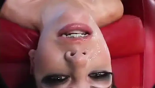 Büyük bir yarak amını ağzına boşaltıyor