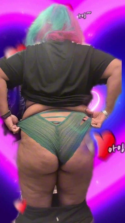 Büyük götlü banyoda selfie herkesin görmesi için bu şişman götü kameranın önünde sallamaya karşı koyamadı