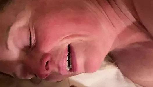 Kirli bonemaiden götünü açıyor ve amcığını açıyor, babasını yüzüne boşaltıyor